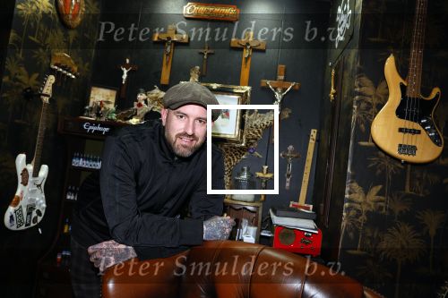 Arnhem 14 januari 2022
Ben Saunders met zijn vrouw en kinderen in zijn Tattooshop .