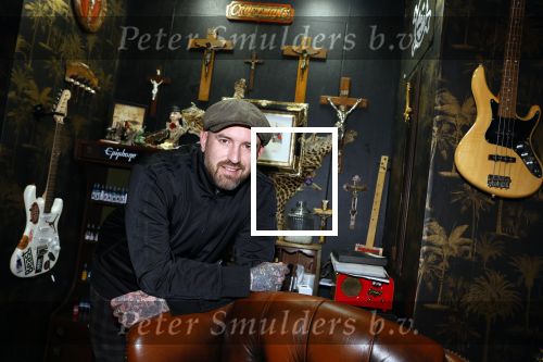 Arnhem 14 januari 2022
Ben Saunders met zijn vrouw en kinderen in zijn Tattooshop .