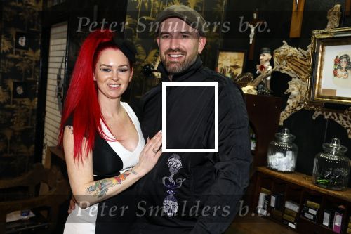 Arnhem 14 januari 2022
Ben Saunders met zijn vrouw en kinderen in zijn Tattooshop .