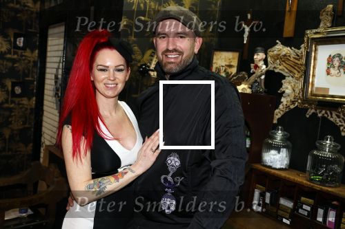 Arnhem 14 januari 2022
Ben Saunders met zijn vrouw en kinderen in zijn Tattooshop .