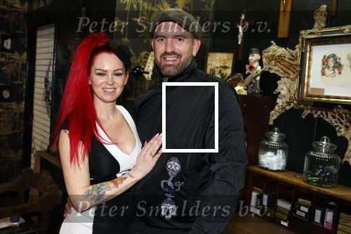 Arnhem 14 januari 2022
Ben Saunders met zijn vrouw en kinderen in zijn Tattooshop .