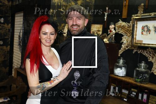 Arnhem 14 januari 2022
Ben Saunders met zijn vrouw en kinderen in zijn Tattooshop .