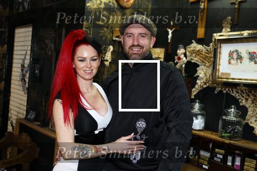 Arnhem 14 januari 2022
Ben Saunders met zijn vrouw en kinderen in zijn Tattooshop .