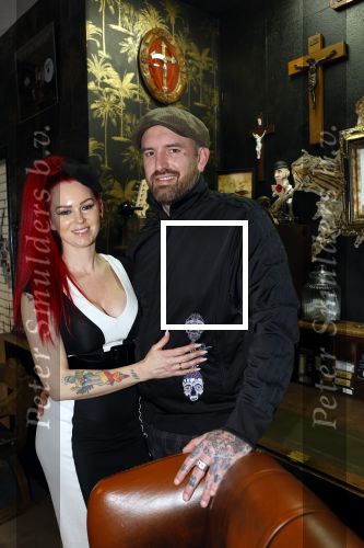 Arnhem 14 januari 2022
Ben Saunders met zijn vrouw en kinderen in zijn Tattooshop .