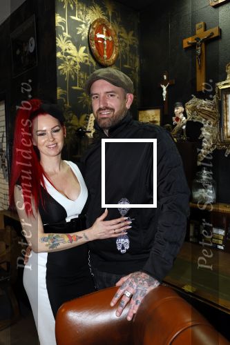 Arnhem 14 januari 2022
Ben Saunders met zijn vrouw en kinderen in zijn Tattooshop .