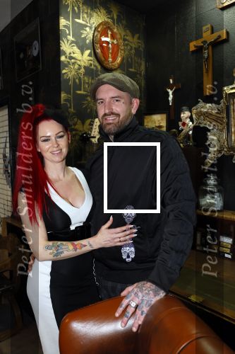 Arnhem 14 januari 2022
Ben Saunders met zijn vrouw en kinderen in zijn Tattooshop .