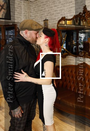Arnhem 14 januari 2022
Ben Saunders met zijn vrouw en kinderen in zijn Tattooshop .