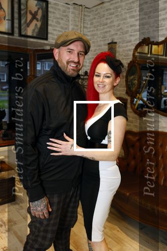 Arnhem 14 januari 2022
Ben Saunders met zijn vrouw en kinderen in zijn Tattooshop .