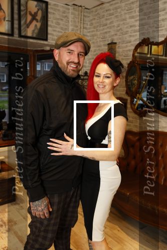 Arnhem 14 januari 2022
Ben Saunders met zijn vrouw en kinderen in zijn Tattooshop .