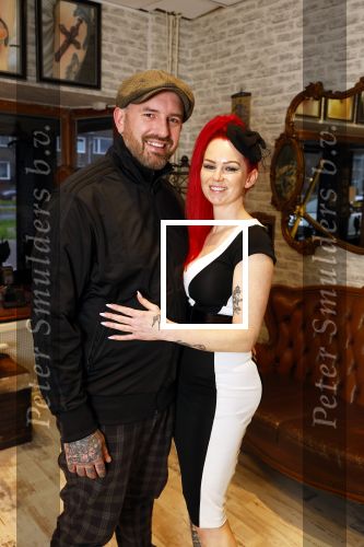 Arnhem 14 januari 2022
Ben Saunders met zijn vrouw en kinderen in zijn Tattooshop .