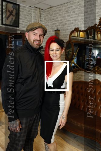 Arnhem 14 januari 2022
Ben Saunders met zijn vrouw en kinderen in zijn Tattooshop .