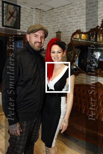 Arnhem 14 januari 2022
Ben Saunders met zijn vrouw en kinderen in zijn Tattooshop .