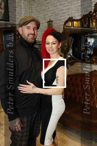 Arnhem 14 januari 2022
Ben Saunders met zijn vrouw en kinderen in zijn Tattooshop .