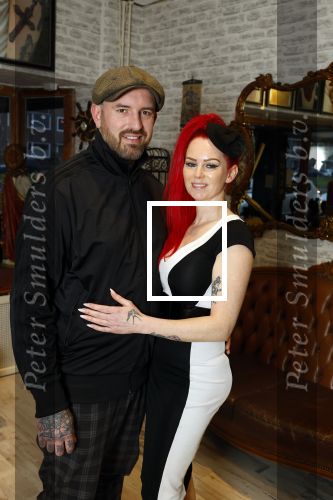 Arnhem 14 januari 2022
Ben Saunders met zijn vrouw en kinderen in zijn Tattooshop .
