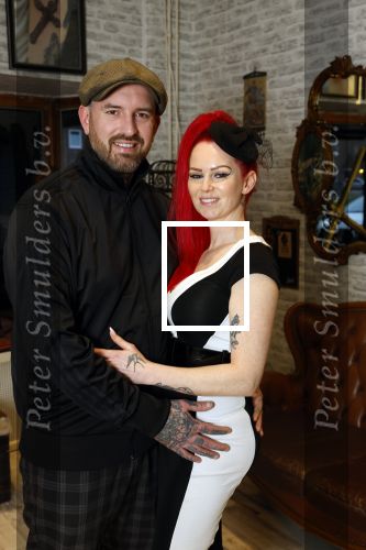 Arnhem 14 januari 2022
Ben Saunders met zijn vrouw en kinderen in zijn Tattooshop .