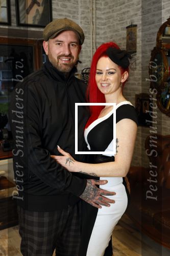 Arnhem 14 januari 2022
Ben Saunders met zijn vrouw en kinderen in zijn Tattooshop .