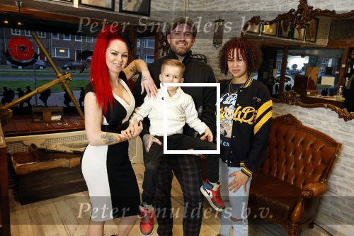 Arnhem 14 januari 2022
Ben Saunders met zijn vrouw en kinderen in zijn Tattooshop .
