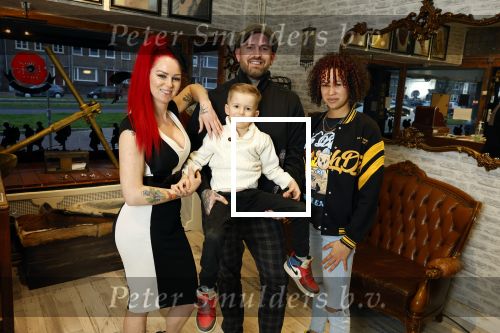 Arnhem 14 januari 2022
Ben Saunders met zijn vrouw en kinderen in zijn Tattooshop .