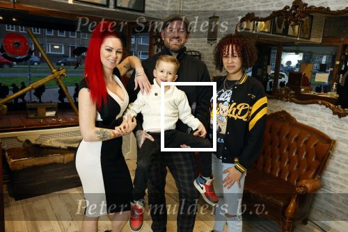 Arnhem 14 januari 2022
Ben Saunders met zijn vrouw en kinderen in zijn Tattooshop .