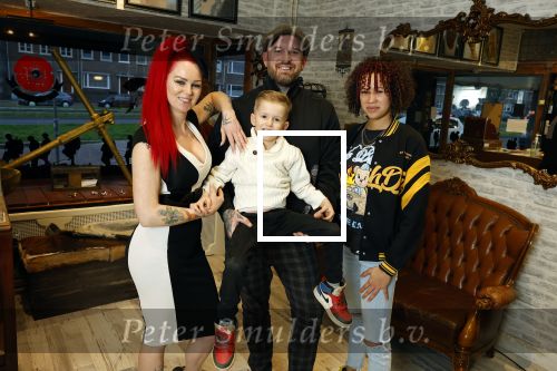 Arnhem 14 januari 2022
Ben Saunders met zijn vrouw en kinderen in zijn Tattooshop .