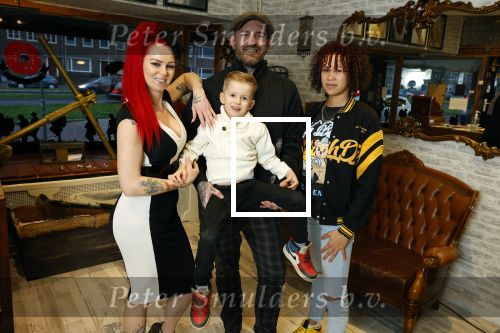 Arnhem 14 januari 2022
Ben Saunders met zijn vrouw en kinderen in zijn Tattooshop .
