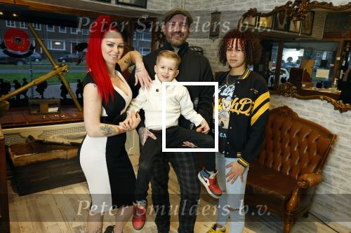 Arnhem 14 januari 2022
Ben Saunders met zijn vrouw en kinderen in zijn Tattooshop .