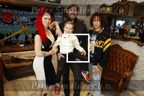 Arnhem 14 januari 2022
Ben Saunders met zijn vrouw en kinderen in zijn Tattooshop .