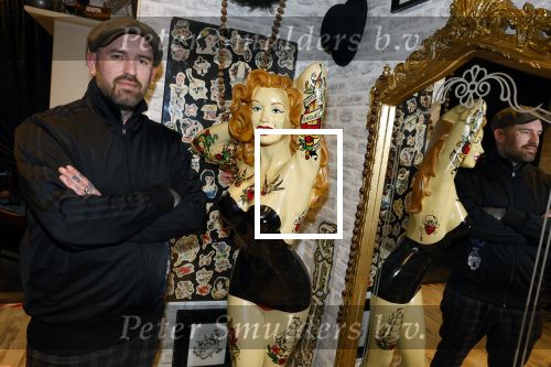 Arnhem 14 januari 2022
Ben Saunders met zijn vrouw en kinderen in zijn Tattooshop .