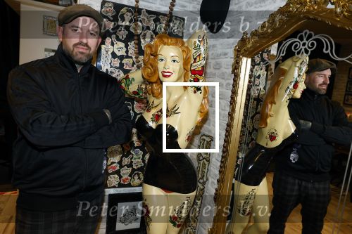 Arnhem 14 januari 2022
Ben Saunders met zijn vrouw en kinderen in zijn Tattooshop .