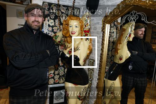 Arnhem 14 januari 2022
Ben Saunders met zijn vrouw en kinderen in zijn Tattooshop .