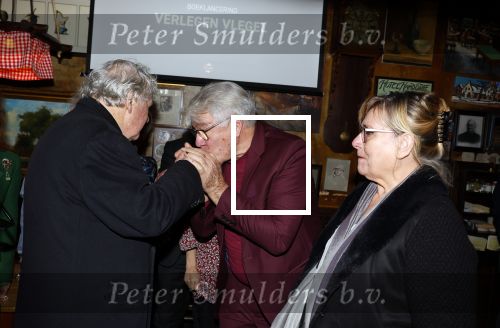 Laren 7 februari 2022
Boekpresentatie van Willibrord Frequin in het bonte paard. Rene v d Gijp reikte het eerste exemplaar uit . Fons de Poel is de schrijver. Willibrord en Barry Stevens