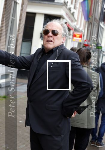 Amsterdam 19 januari 2022
Cabaretiers Bert Visscher en Jochem Myer tijdens de landelijke protestactie Kapsalon Theater in de Kleine Komedie. De cultuursector komt in actie tegen de coronamaatregelen. Tientallen theaters in heel Nederland  zijn omgebouwd tot een kapsalon.
