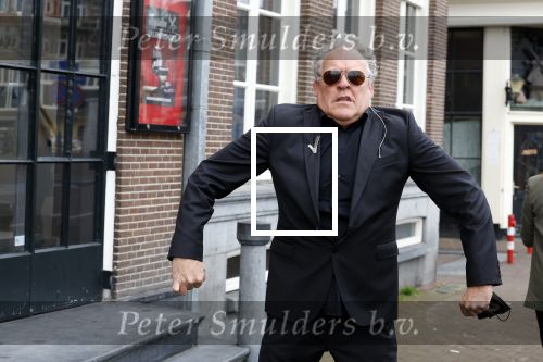 Amsterdam 19 januari 2022
Cabaretiers Bert Visscher en Jochem Myer tijdens de landelijke protestactie Kapsalon Theater in de Kleine Komedie. De cultuursector komt in actie tegen de coronamaatregelen. Tientallen theaters in heel Nederland  zijn omgebouwd tot een kapsalon.