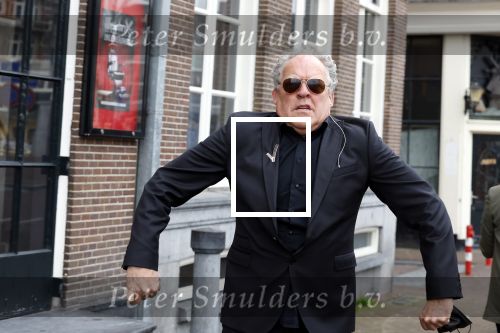 Amsterdam 19 januari 2022
Cabaretiers Bert Visscher en Jochem Myer tijdens de landelijke protestactie Kapsalon Theater in de Kleine Komedie. De cultuursector komt in actie tegen de coronamaatregelen. Tientallen theaters in heel Nederland  zijn omgebouwd tot een kapsalon.