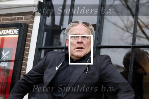 Amsterdam 19 januari 2022
Cabaretiers Bert Visscher en Jochem Myer tijdens de landelijke protestactie Kapsalon Theater in de Kleine Komedie. De cultuursector komt in actie tegen de coronamaatregelen. Tientallen theaters in heel Nederland  zijn omgebouwd tot een kapsalon.