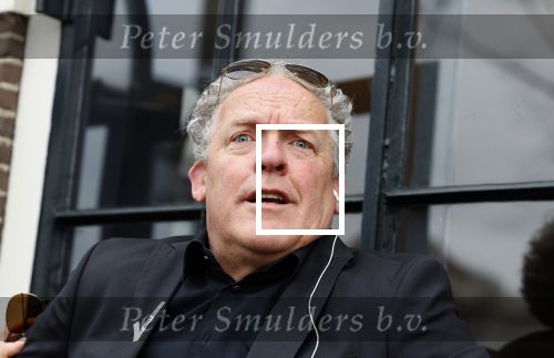 Amsterdam 19 januari 2022
Cabaretiers Bert Visscher en Jochem Myer tijdens de landelijke protestactie Kapsalon Theater in de Kleine Komedie. De cultuursector komt in actie tegen de coronamaatregelen. Tientallen theaters in heel Nederland  zijn omgebouwd tot een kapsalon.