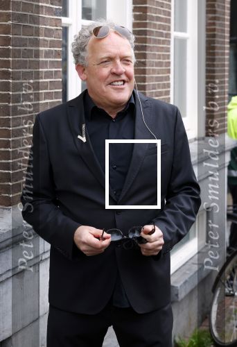 Amsterdam 19 januari 2022
Cabaretiers Bert Visscher en Jochem Myer tijdens de landelijke protestactie Kapsalon Theater in de Kleine Komedie. De cultuursector komt in actie tegen de coronamaatregelen. Tientallen theaters in heel Nederland  zijn omgebouwd tot een kapsalon.
