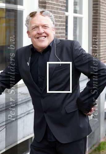 Amsterdam 19 januari 2022
Cabaretiers Bert Visscher en Jochem Myer tijdens de landelijke protestactie Kapsalon Theater in de Kleine Komedie. De cultuursector komt in actie tegen de coronamaatregelen. Tientallen theaters in heel Nederland  zijn omgebouwd tot een kapsalon.