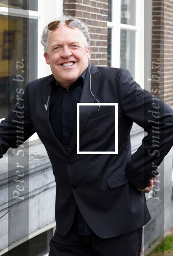 Amsterdam 19 januari 2022
Cabaretiers Bert Visscher en Jochem Myer tijdens de landelijke protestactie Kapsalon Theater in de Kleine Komedie. De cultuursector komt in actie tegen de coronamaatregelen. Tientallen theaters in heel Nederland  zijn omgebouwd tot een kapsalon.