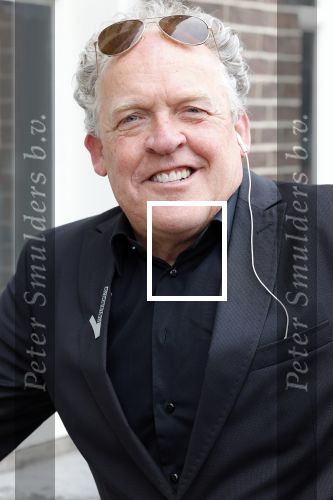 Amsterdam 19 januari 2022
Cabaretiers Bert Visscher en Jochem Myer tijdens de landelijke protestactie Kapsalon Theater in de Kleine Komedie. De cultuursector komt in actie tegen de coronamaatregelen. Tientallen theaters in heel Nederland  zijn omgebouwd tot een kapsalon.