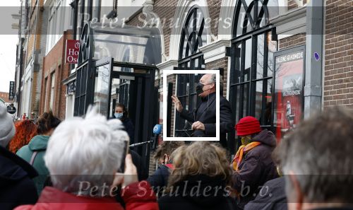 Amsterdam 19 januari 2022
Cabaretiers Bert Visscher en Jochem Myer tijdens de landelijke protestactie Kapsalon Theater in de Kleine Komedie. De cultuursector komt in actie tegen de coronamaatregelen. Tientallen theaters in heel Nederland  zijn omgebouwd tot een kapsalon.