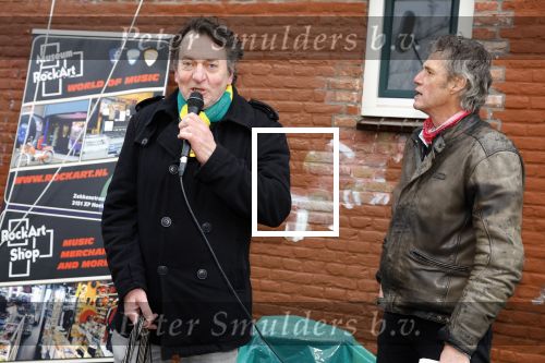 Den Haag 4 februari 2022
Rob en Ferdi Bolland worden geeerd met een plakaat op de muur van een huis met een tekst van 1 van hun liedjes daarop. Het hangt in de straat waar Rob Bolland woont.