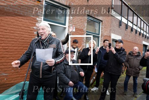 Den Haag 4 februari 2022
Rob en Ferdi Bolland worden geeerd met een plakaat op de muur van een huis met een tekst van 1 van hun liedjes daarop. Het hangt in de straat waar Rob Bolland woont.