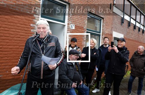 Den Haag 4 februari 2022
Rob en Ferdi Bolland worden geeerd met een plakaat op de muur van een huis met een tekst van 1 van hun liedjes daarop. Het hangt in de straat waar Rob Bolland woont.