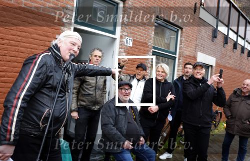 Den Haag 4 februari 2022
Rob en Ferdi Bolland worden geeerd met een plakaat op de muur van een huis met een tekst van 1 van hun liedjes daarop. Het hangt in de straat waar Rob Bolland woont.