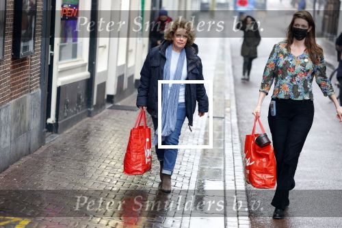 Amsterdam 19 januari 2022
Cabaretiers Bert Visscher en Jochem Myer tijdens de landelijke protestactie Kapsalon Theater in de Kleine Komedie. De cultuursector komt in actie tegen de coronamaatregelen. Tientallen theaters in heel Nederland  zijn omgebouwd tot een kapsalon. Brigitte Kaandorp