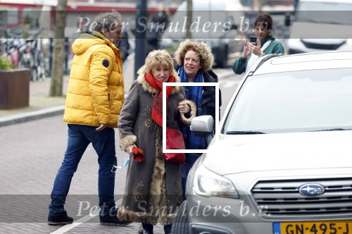 Amsterdam 19 januari 2022
Cabaretiers Bert Visscher en Jochem Myer tijdens de landelijke protestactie Kapsalon Theater in de Kleine Komedie. De cultuursector komt in actie tegen de coronamaatregelen. Tientallen theaters in heel Nederland  zijn omgebouwd tot een kapsalon. Brigitte Kaandorp en Jenny Arean