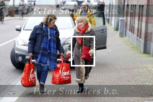 Amsterdam 19 januari 2022
Cabaretiers Bert Visscher en Jochem Myer tijdens de landelijke protestactie Kapsalon Theater in de Kleine Komedie. De cultuursector komt in actie tegen de coronamaatregelen. Tientallen theaters in heel Nederland  zijn omgebouwd tot een kapsalon. Brigitte Kaandorp en Jenny Arean