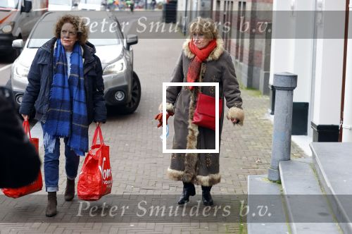Amsterdam 19 januari 2022
Cabaretiers Bert Visscher en Jochem Myer tijdens de landelijke protestactie Kapsalon Theater in de Kleine Komedie. De cultuursector komt in actie tegen de coronamaatregelen. Tientallen theaters in heel Nederland  zijn omgebouwd tot een kapsalon. Brigitte Kaandorp en Jenny Arean