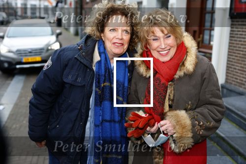 Amsterdam 19 januari 2022
Cabaretiers Bert Visscher en Jochem Myer tijdens de landelijke protestactie Kapsalon Theater in de Kleine Komedie. De cultuursector komt in actie tegen de coronamaatregelen. Tientallen theaters in heel Nederland  zijn omgebouwd tot een kapsalon. Brigitte Kaandorp en Jenny Arean
